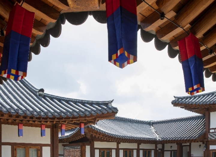 Hwaseong Haenggung Palace & Korean Folk Village Tour (8 Hours)
